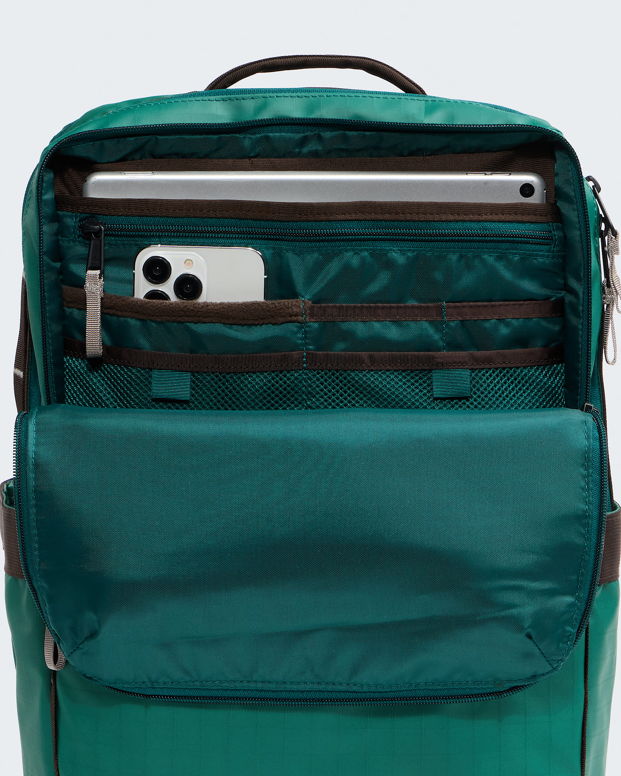 Base Camp Voyager Daypack  26L TNF ALT1