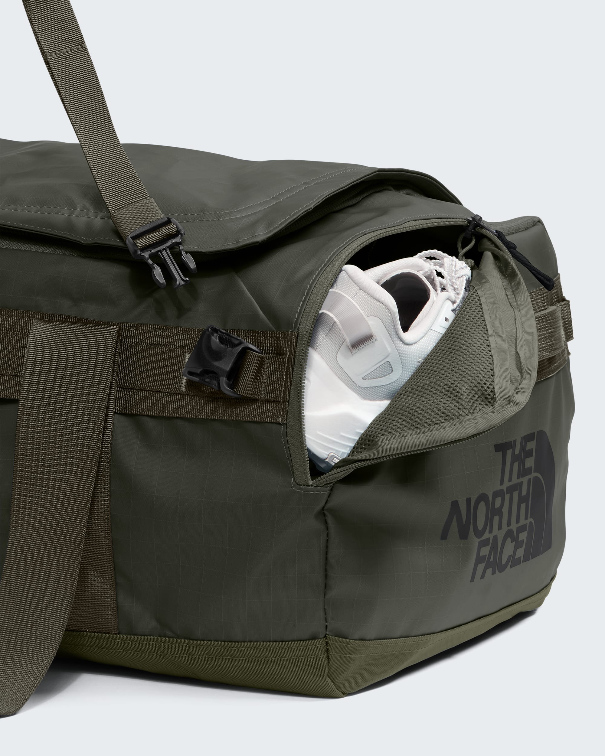 Base Camp Voyager  62L TNF ALT1