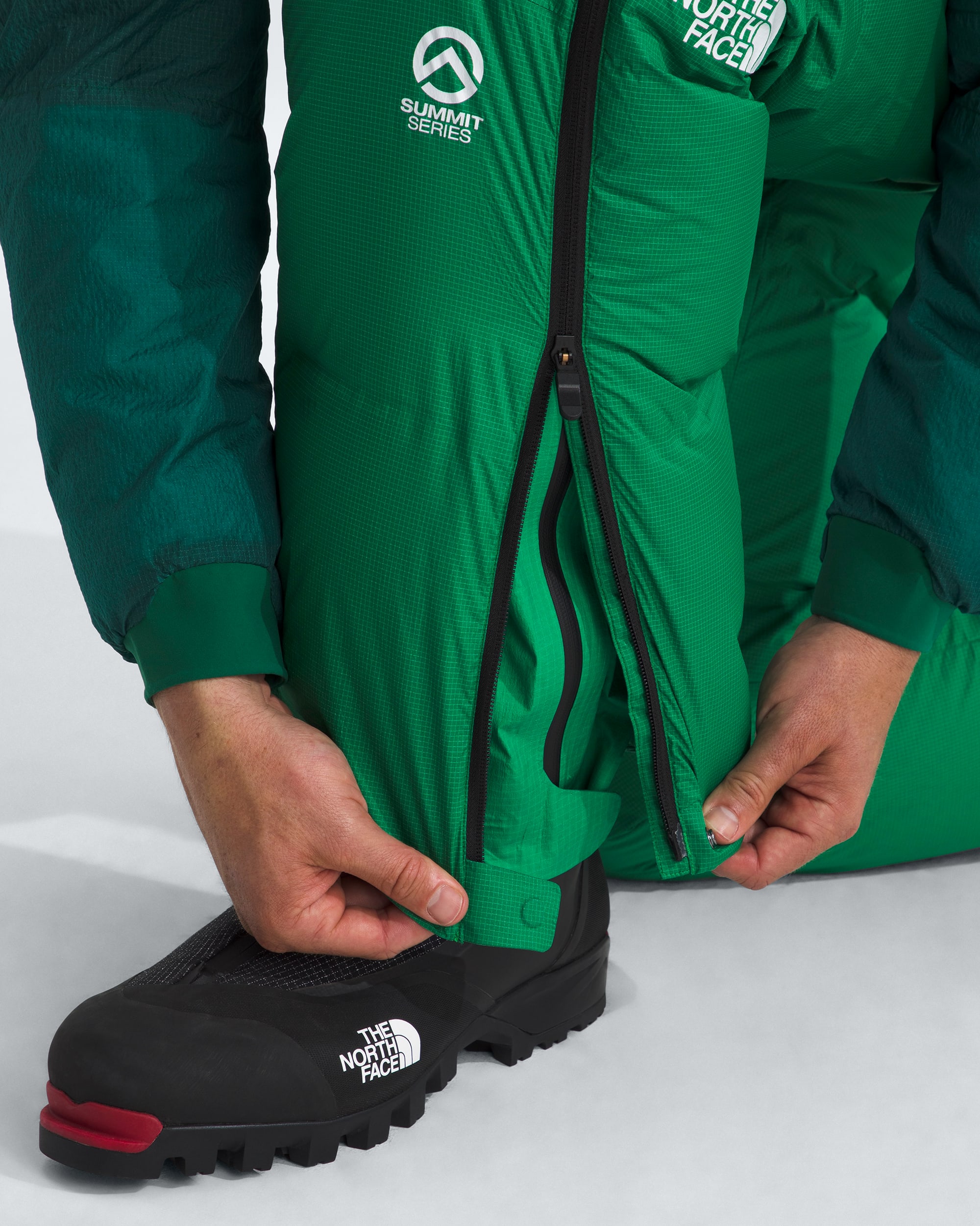 Mens Summit Series CLOUD DOWN AMK Pants TNF MODELALT1