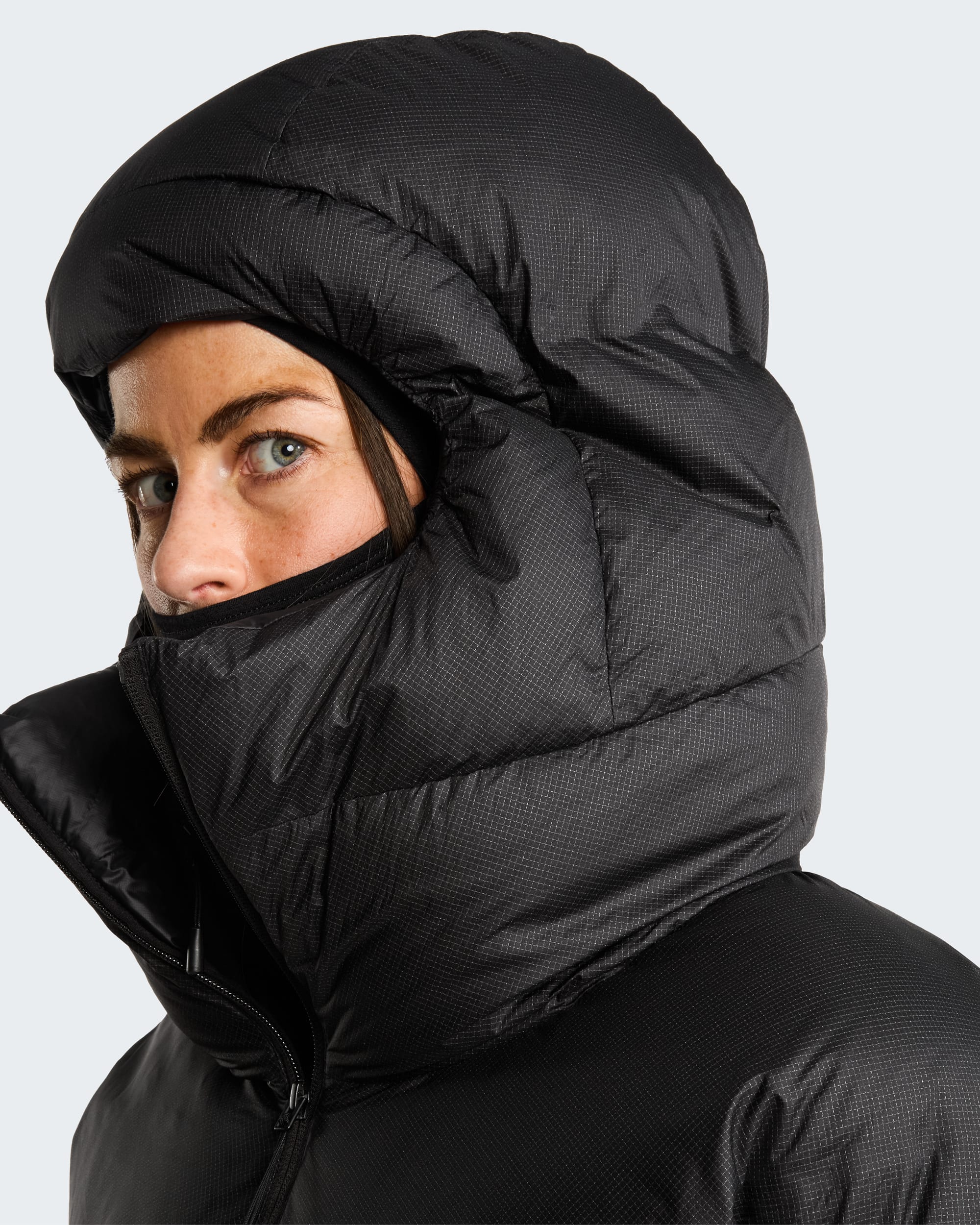 Mens Summit Series CLOUD DOWN AMK Parka TNF MODELHOOD2
