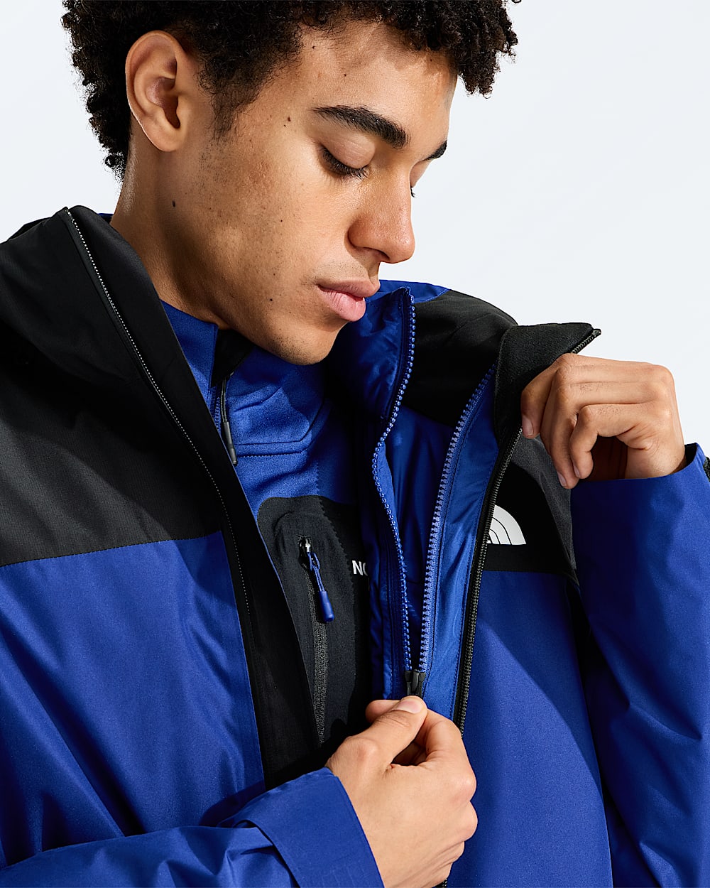 Mens Mountain Light Triclimate GORETEX Jacket TNF MODELCLOSE3