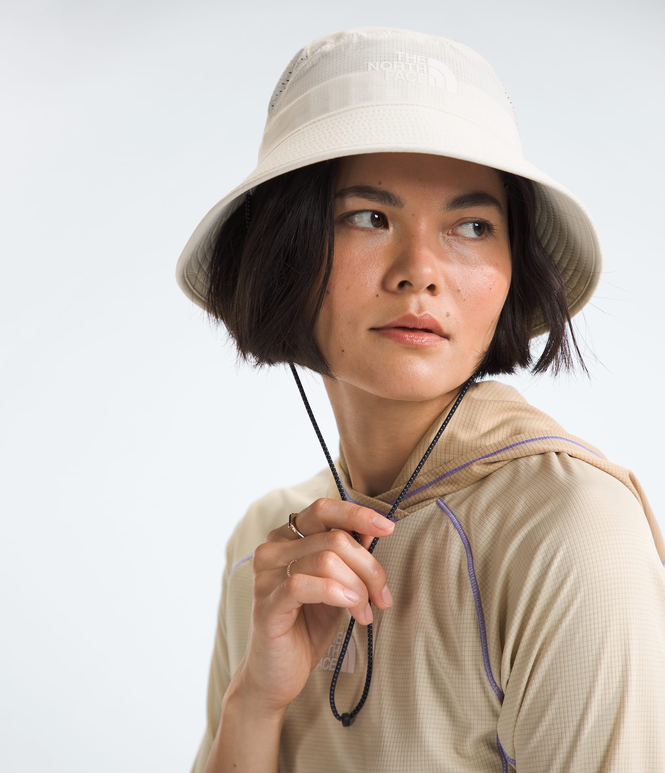 Summer LT Run Bucket Hat TNF White Dune MODELBACK