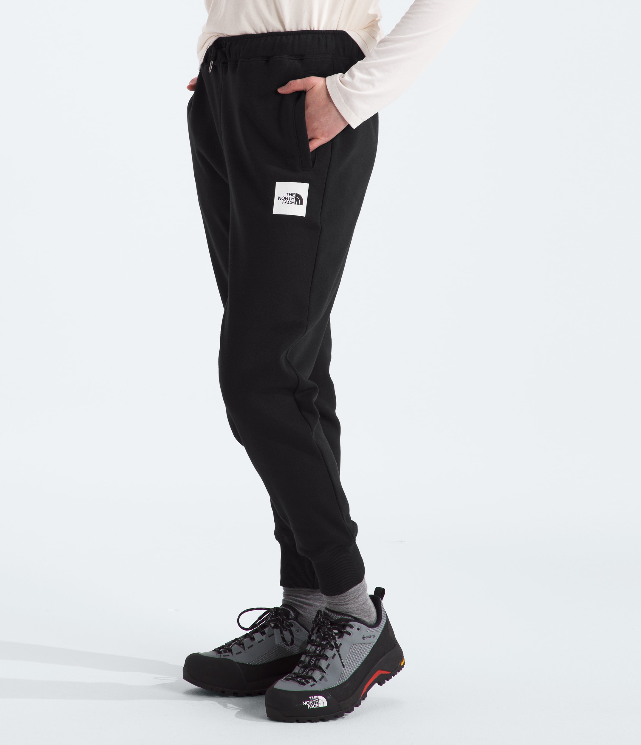 Womens Core Joggers TNF MODEL34