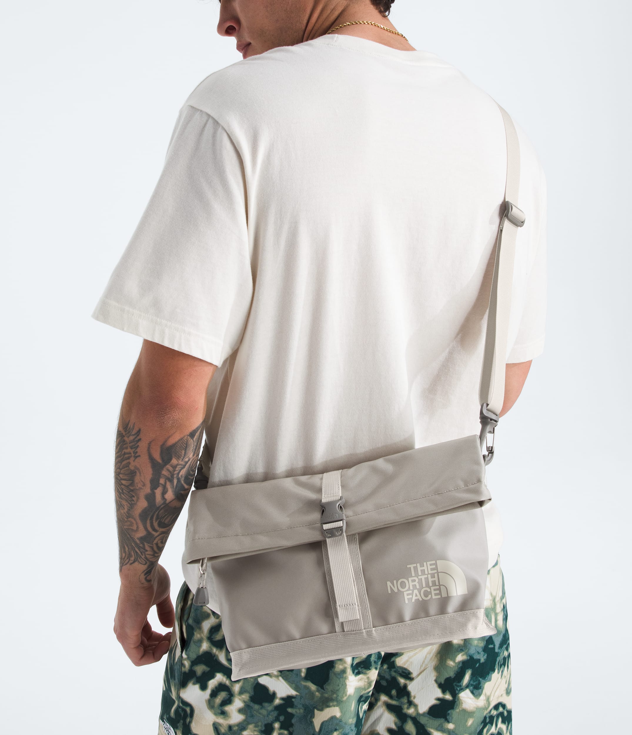 Base Camp Shoulder Bag TNF MODELBACK