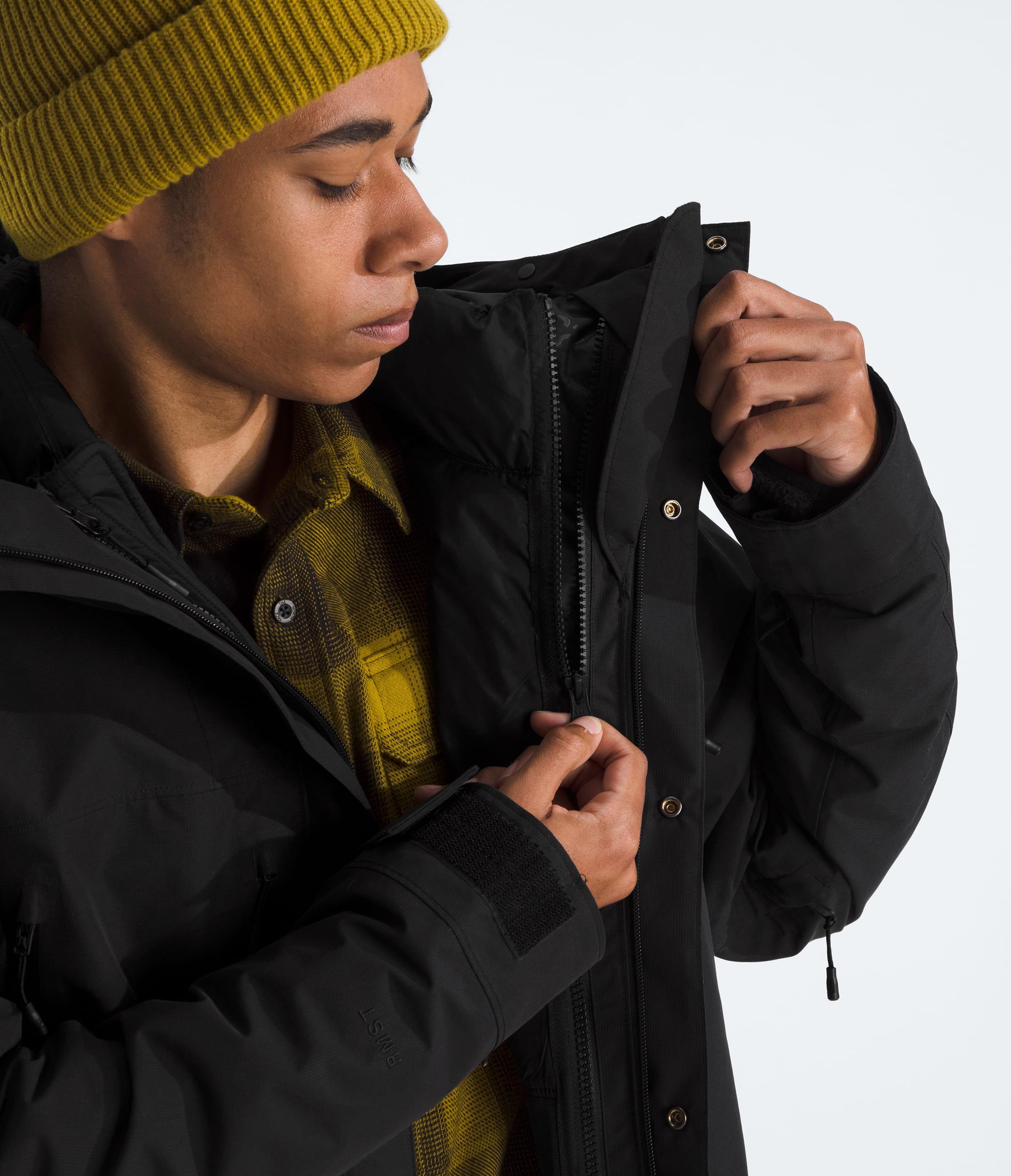 Mens RMST GORETEX Mountain Tek Jacket TNF MODELCLOSE3