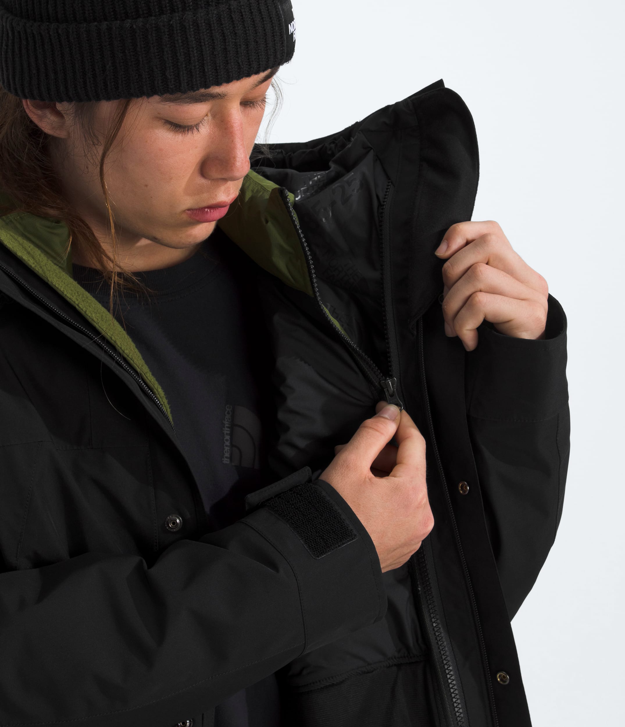 Mens GORETEX Mountain Jacket TNF MODELCLOSE3