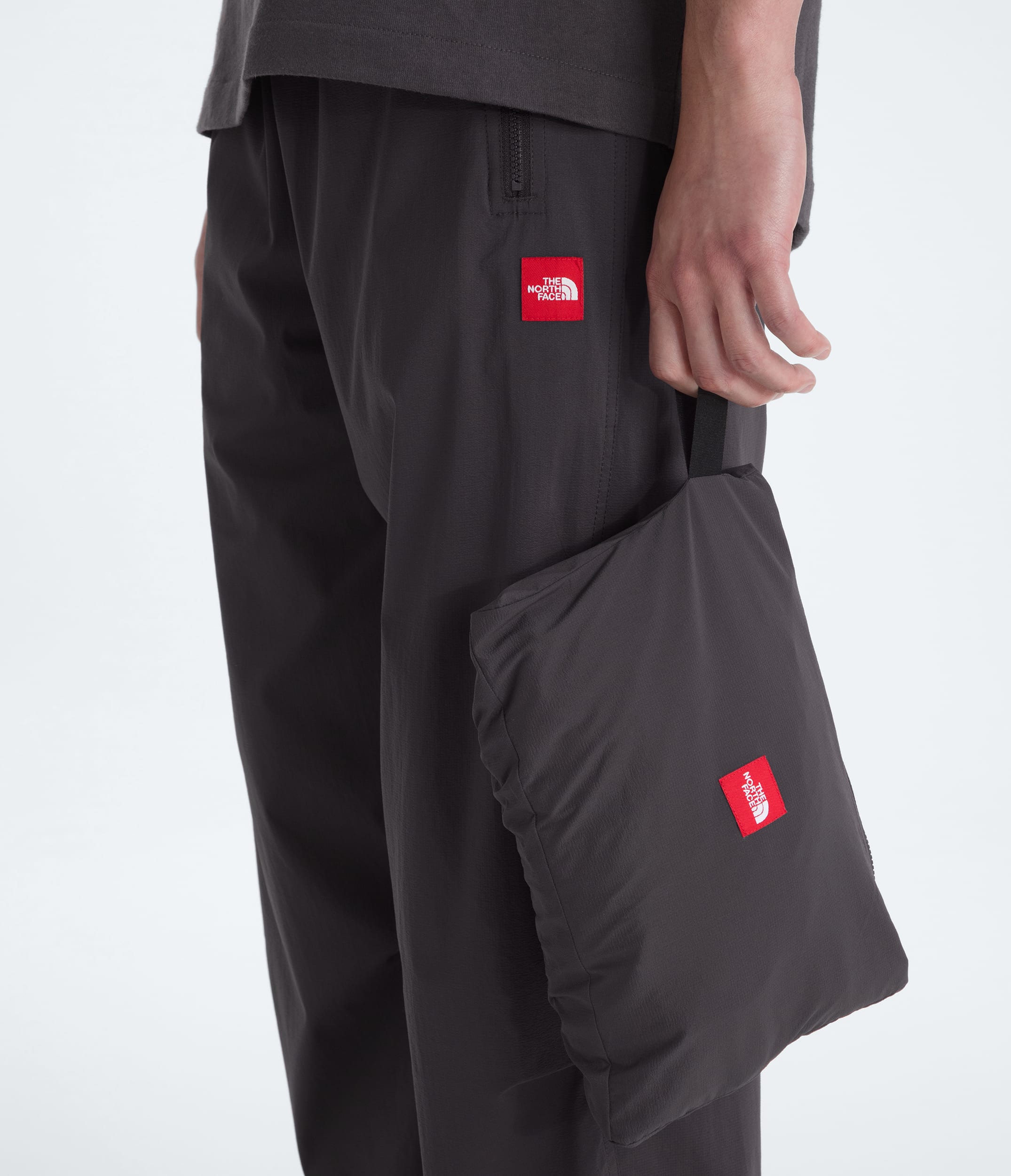 Mens TNF Red Box Packable Hooded Wind Jacket TNF Obsidian MODELALT6