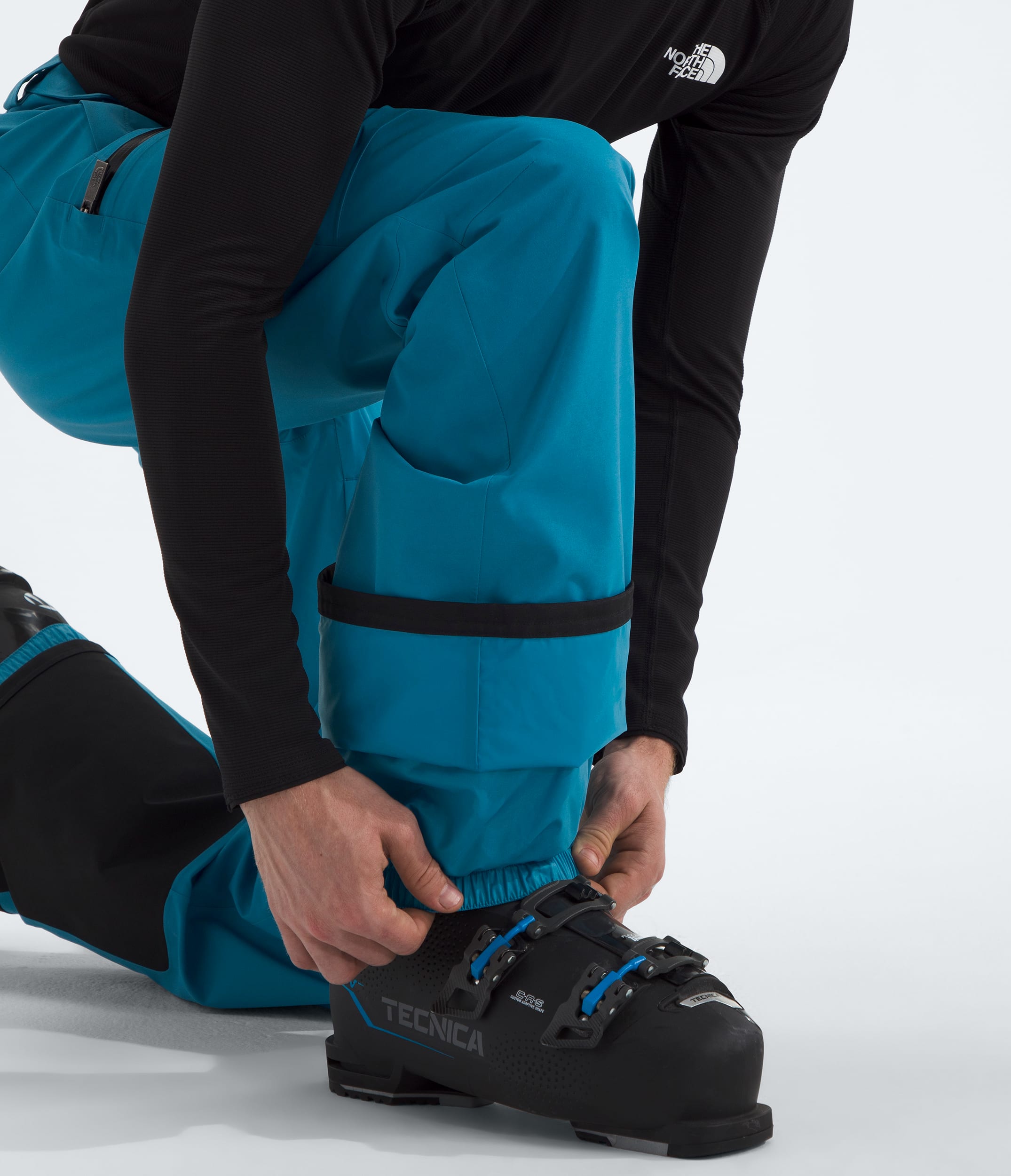 Mens Chakal Pants TNF MODELALT1