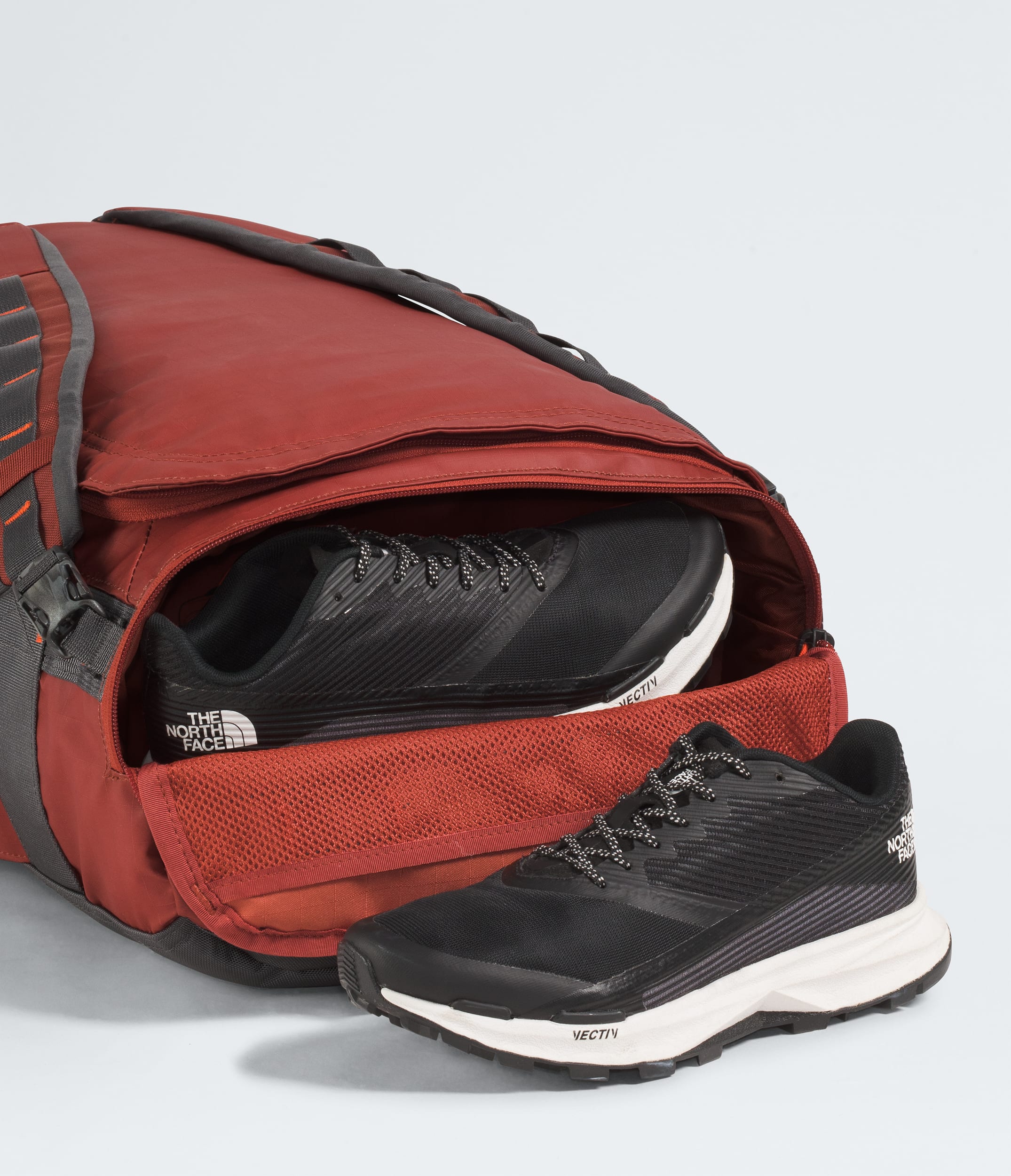 Base Camp Voyager Duffel32L TNF Iron ClayAnthracite GreyLava Red ALT2