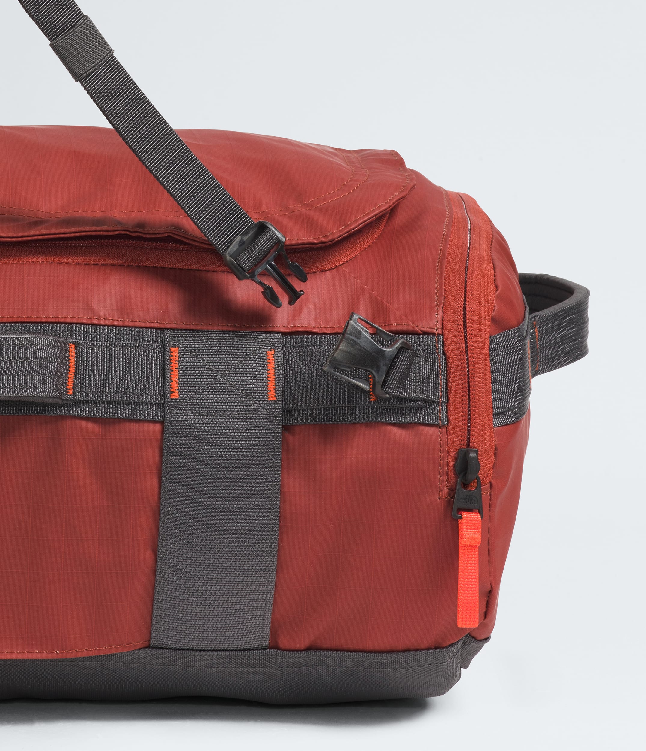 Base Camp Voyager Duffel32L TNF Iron ClayAnthracite GreyLava Red ALT3