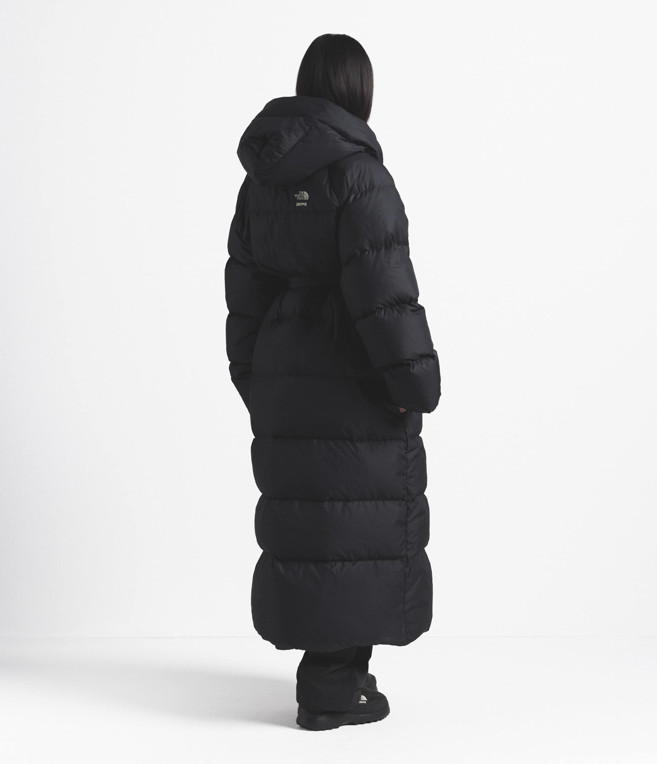 Parka enveloppant Nuptse pour femmes The North Face x SKIMS TNF Onyx Sk BACK