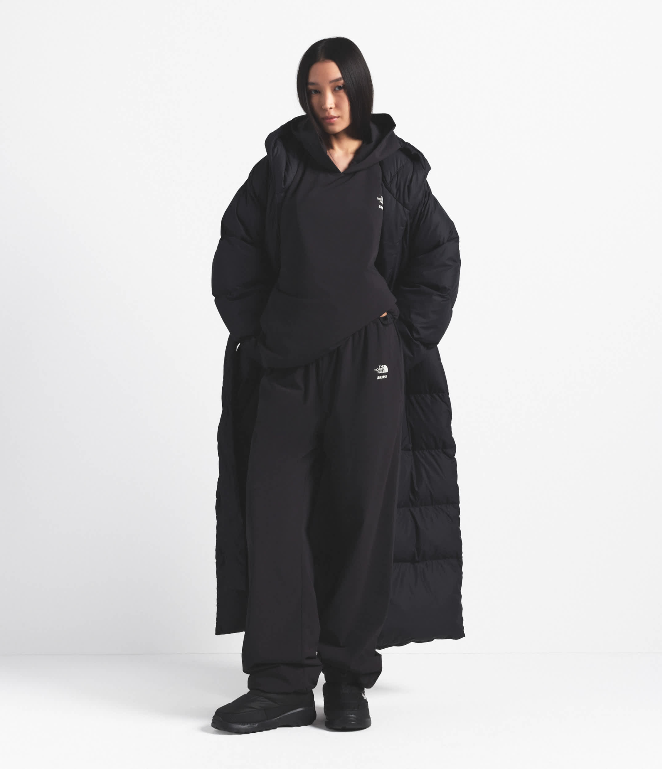 Parka enveloppant Nuptse pour femmes The North Face x SKIMS TNF Onyx Sk HERO2