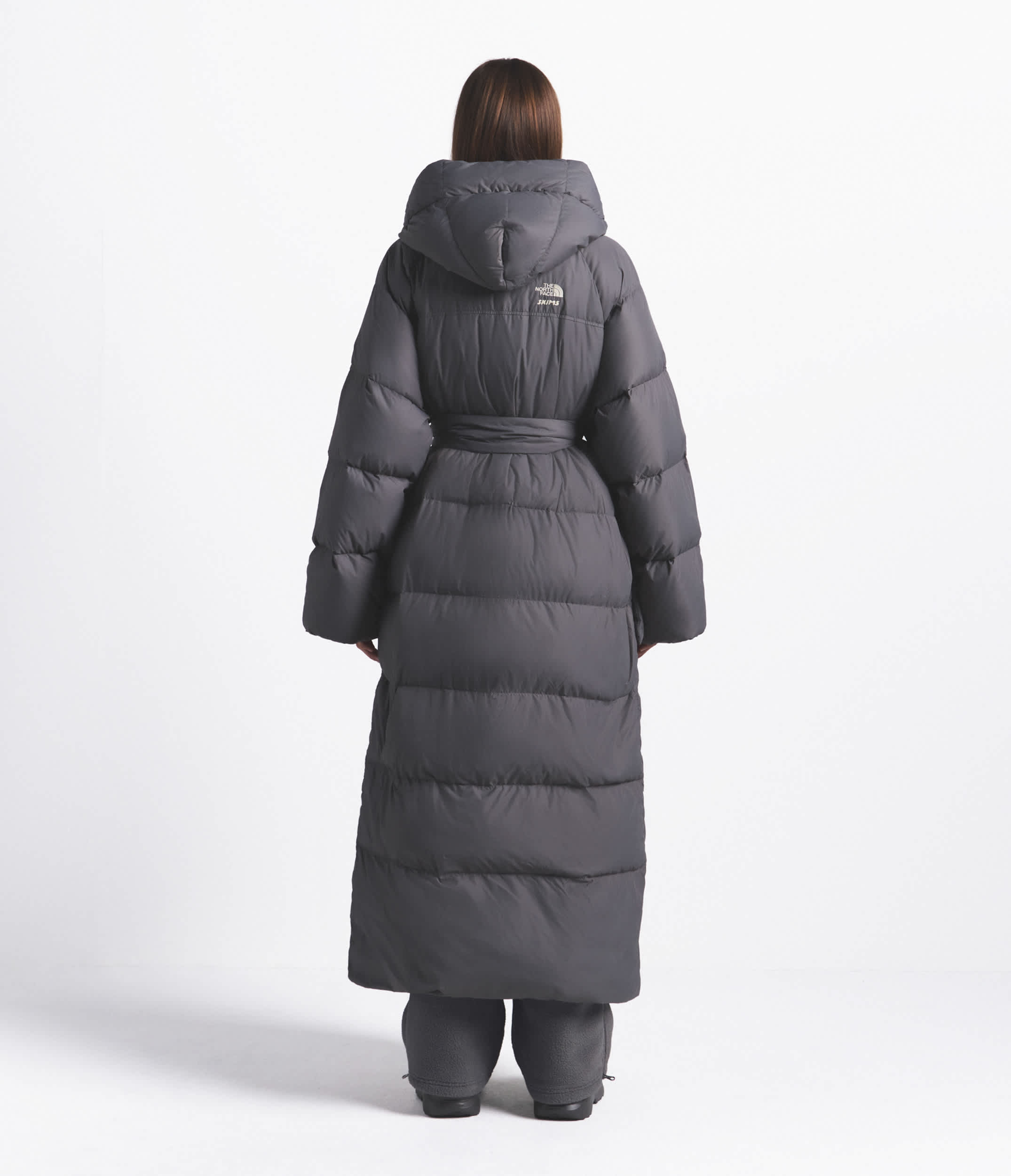 Parka enveloppant Nuptse pour femmes The North Face x SKIMS TNF Gris acier Sk BACK