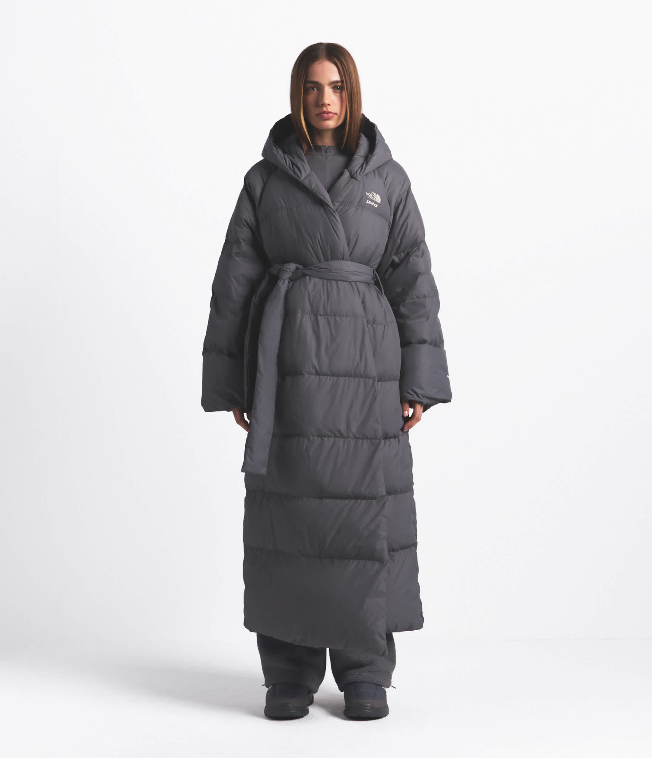 Parka enveloppant Nuptse pour femmes The North Face x SKIMS TNF Gris acier Sk HERO