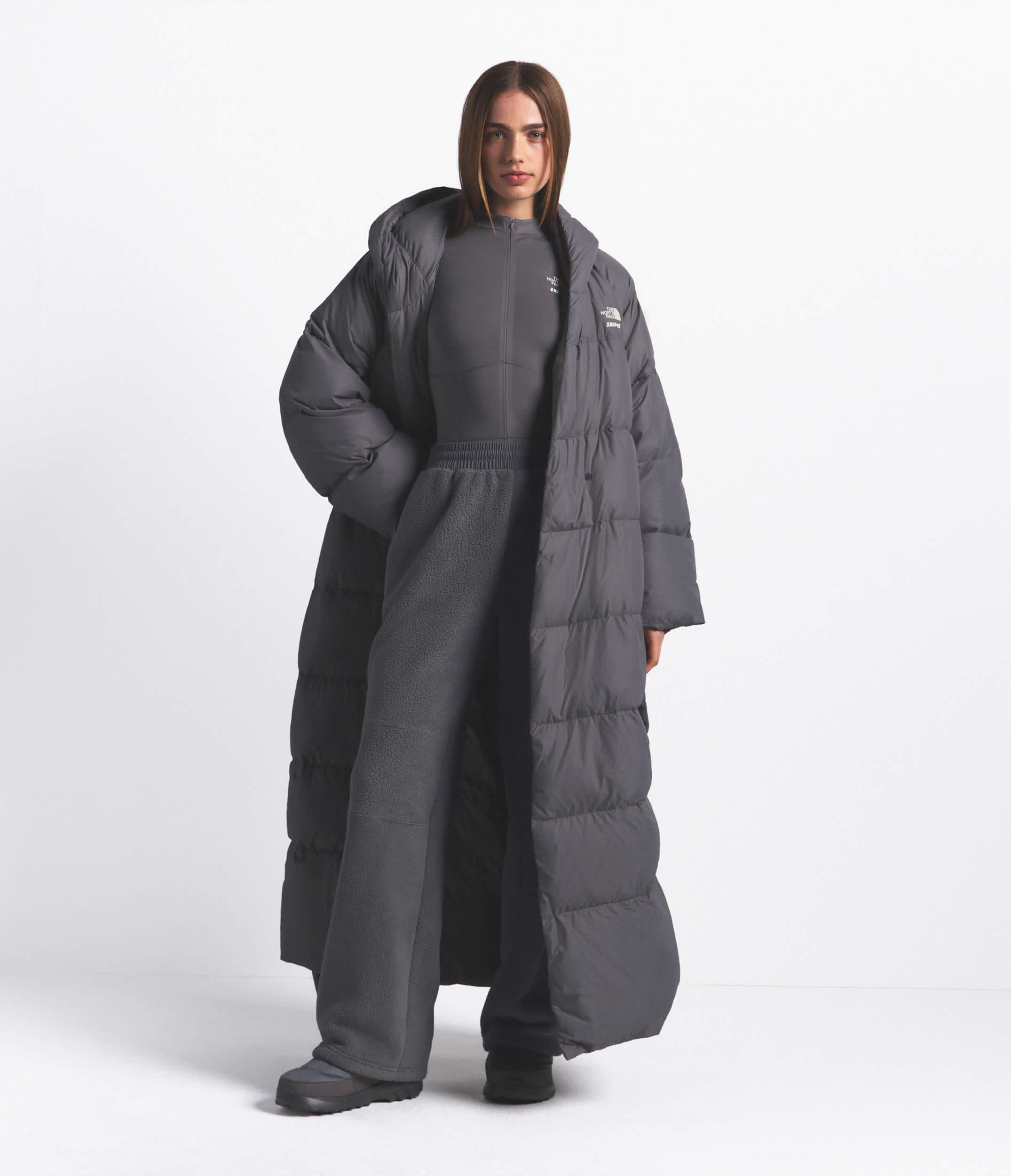 Parka enveloppant Nuptse pour femmes The North Face x SKIMS TNF Gris acier Sk HERO3