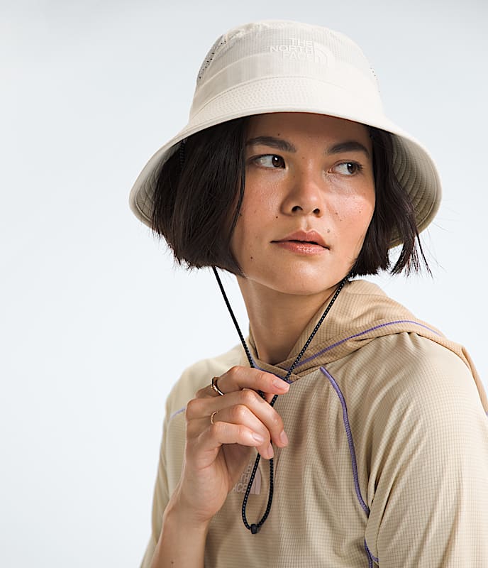 Summer LT Run Bucket Hat TNF White Dune MODELBACK