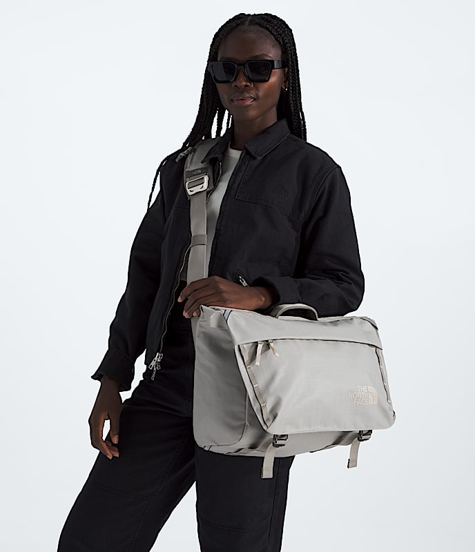 Base Camp Voyager Messenger Bag TNF MODELBACK