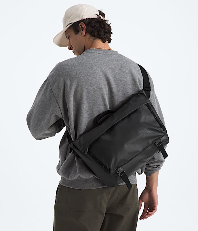 Base Camp Voyager Messenger Bag TNF MODELBACK