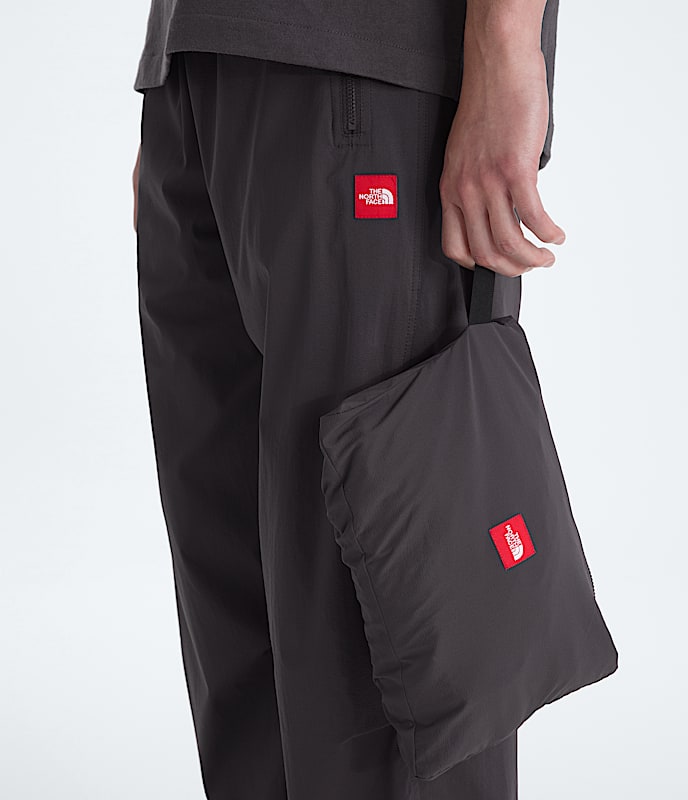 Mens TNF Red Box Packable Hooded Wind Jacket TNF Obsidian MODELALT6